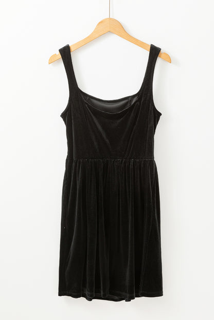 Schwarzes samtminikleid mit quadratischem ausschnitt und hoher taille und taschen
