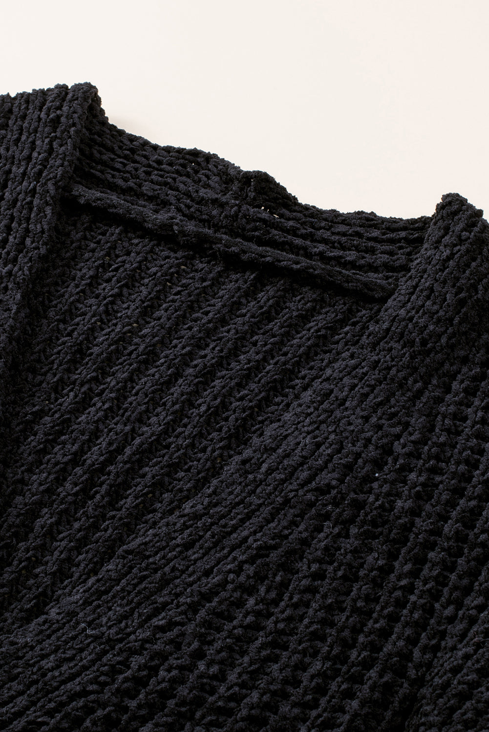 Schwarzer strickcardigan mit knöpfen an der vorderseite und hängeschultern