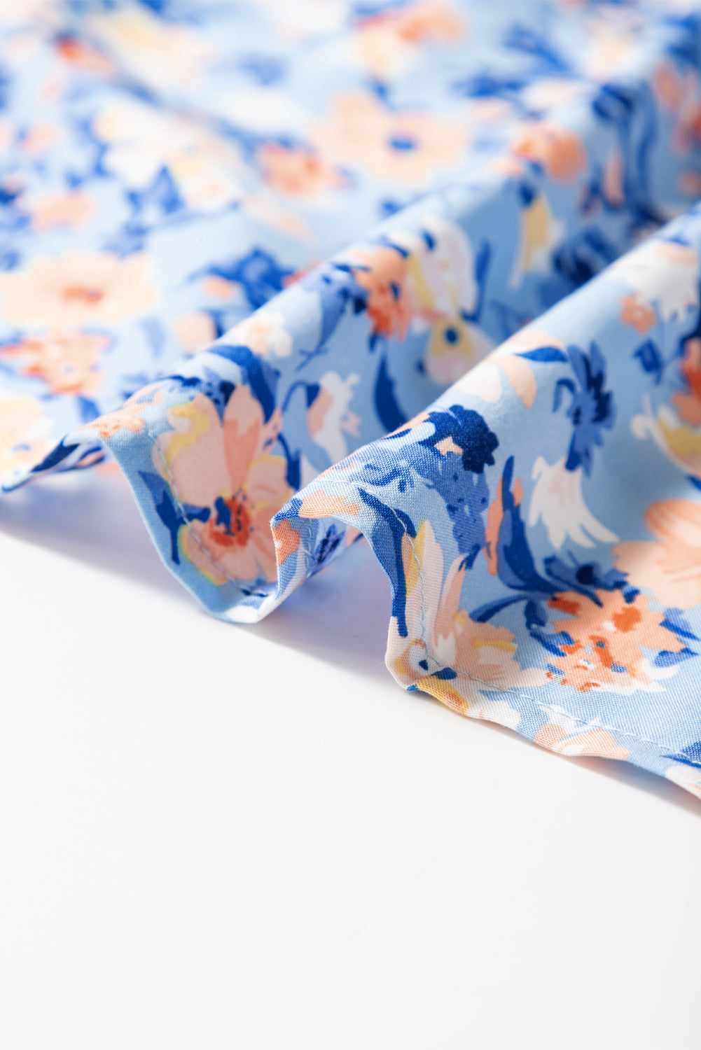 Himmelblaues gerafftes maxikleid mit blumendruck