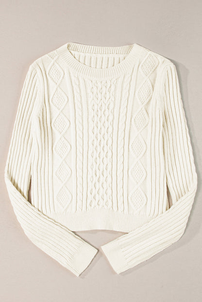 Weißer strickpullover mit zopfmuster