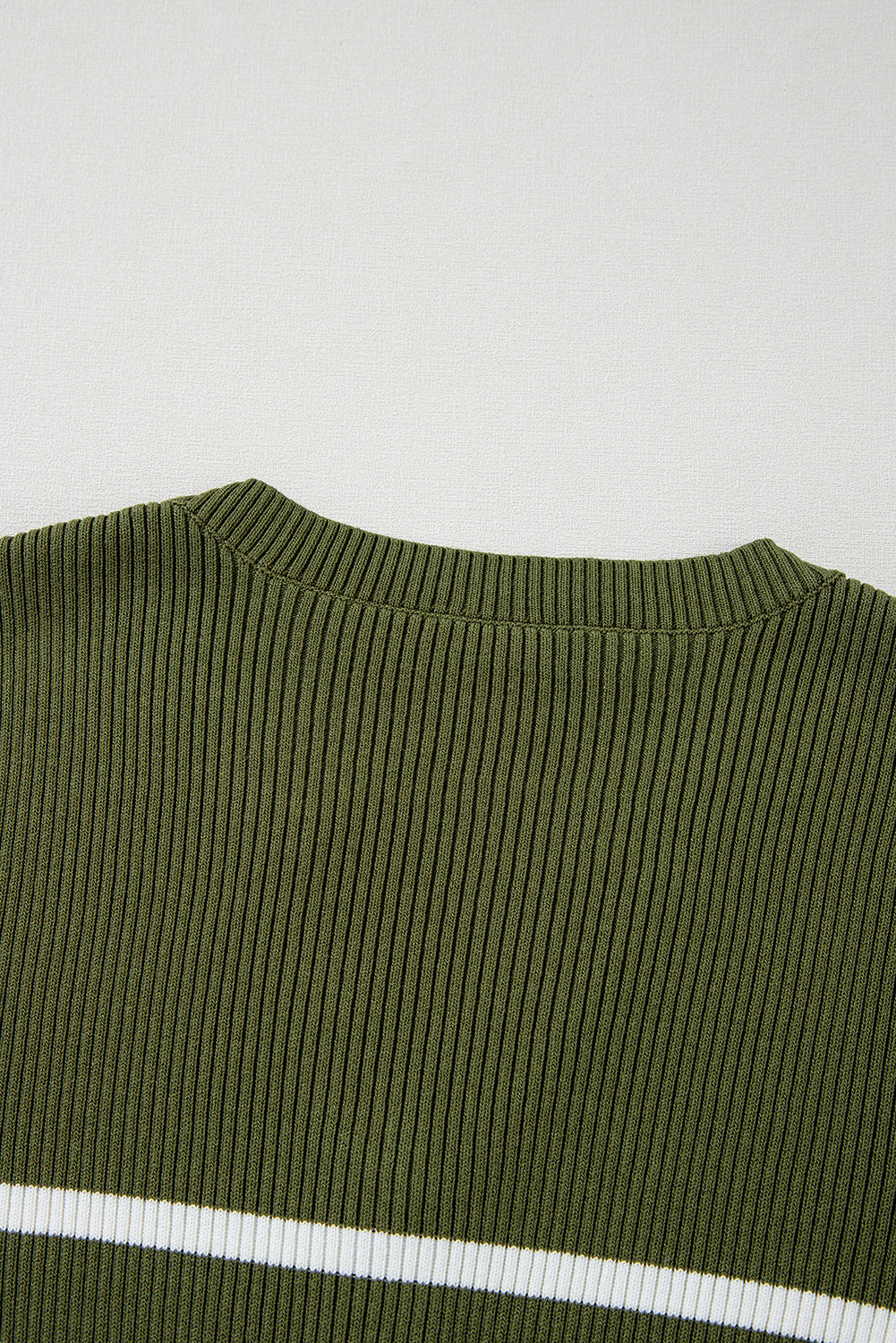 Grüner streifen rippenstrick henley knöpfe slim fit pullover
