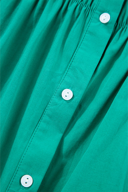 Hellgrünes gerafftes kurzes kleid mit gerafften ärmeln und knopfleiste