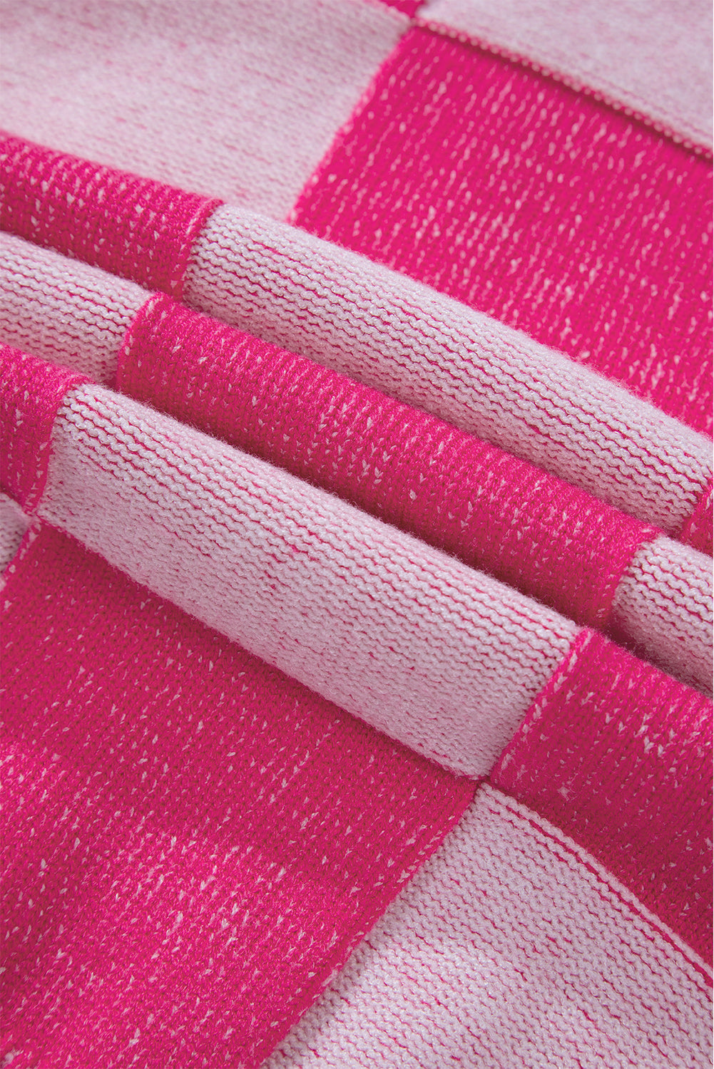 Rosa karierte strickjacke mit v-ausschnitt und geknöpften schultern