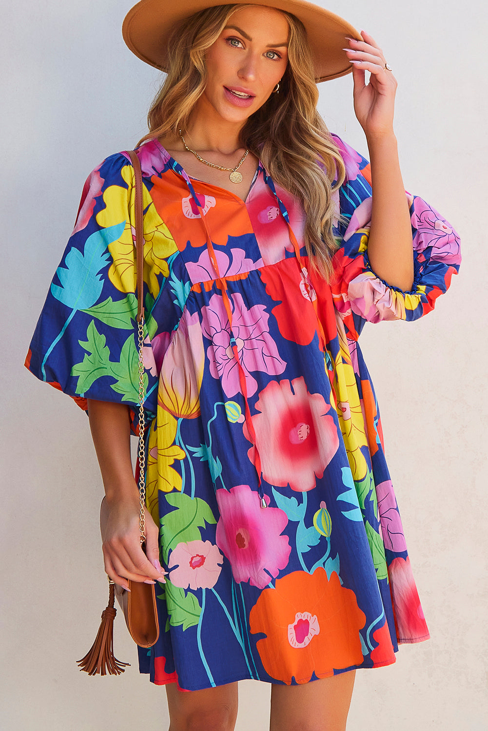 Dunkelblaues babydoll-kleid mit blumendruck und geteiltem ausschnitt