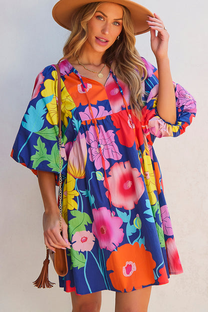 Dunkelblaues babydoll-kleid mit blumendruck und geteiltem ausschnitt