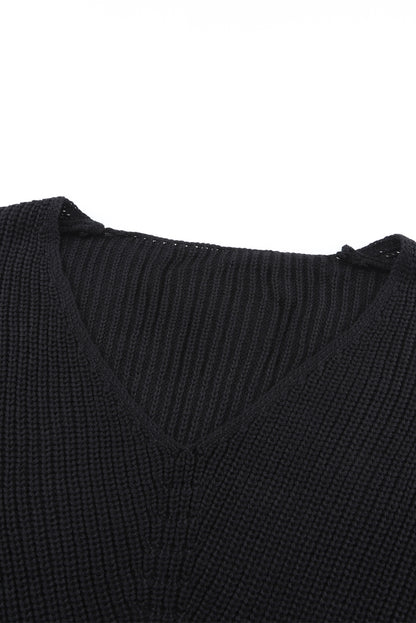 Schwarzer pullover mit v-ausschnitt aus rippenstrick