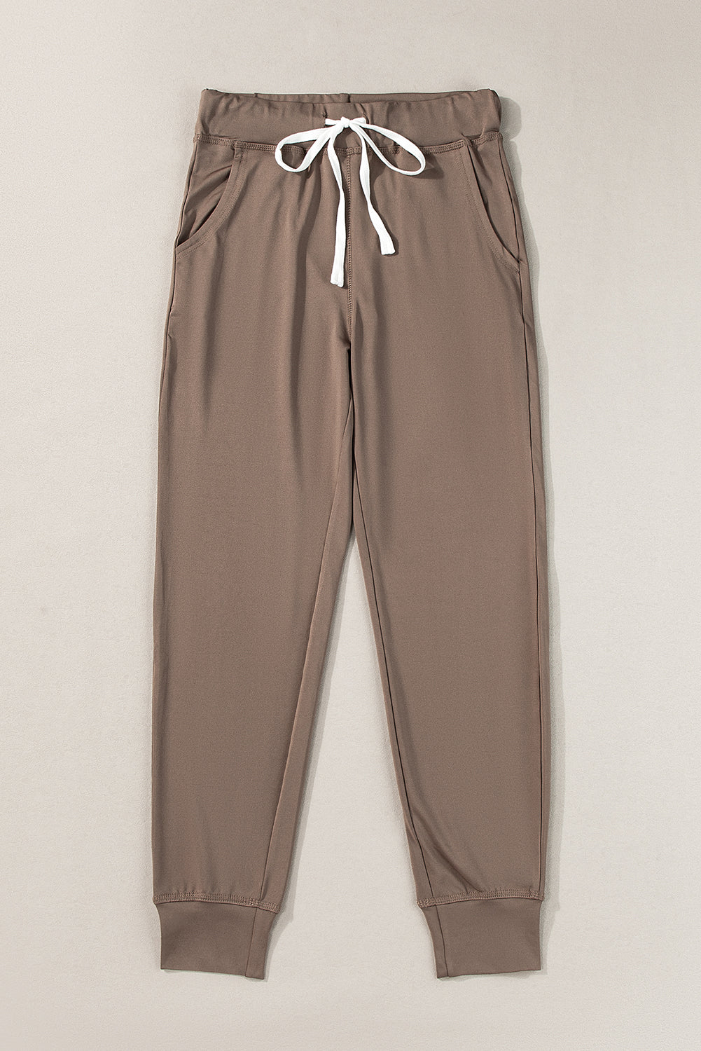 Dunkelbraune jogginghose mit taschen und kordelzug an der taille