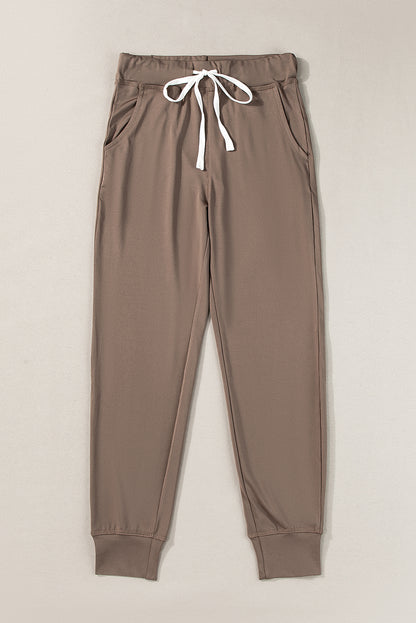 Dunkelbraune jogginghose mit taschen und kordelzug an der taille