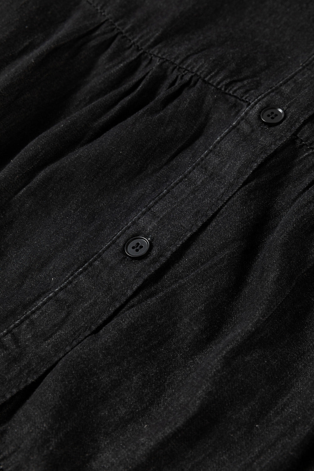 Schwarzes chambray minikleid mit gerafften 3/4-ärmeln und geschlitztem v-ausschnitt