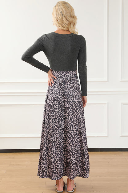 Schwarzes langärmeliges maxikleid mit leopardenmuster