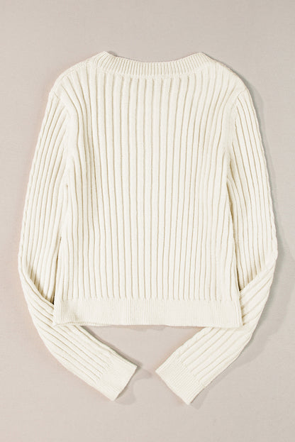 Weißer strickpullover mit zopfmuster
