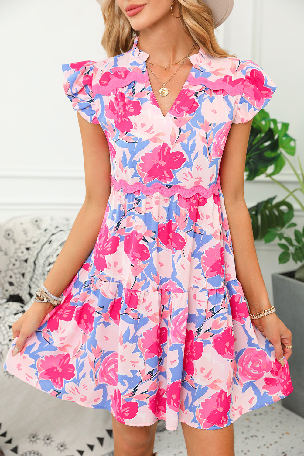 Rosa floral bedrucktes v gekerbtes ric rac kleid mit flatterärmeln
