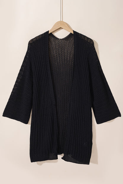 Schwarze strickjacke mit ausgehöhlten armbändern und ärmeln