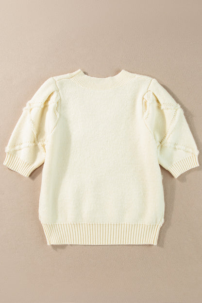 Weißer kurzarmpullover mit rautenmuster und gerippten abschlüssen