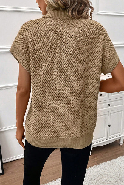 Blasser khaki-rollkragenpullover mit strukturierten kurzen ärmeln