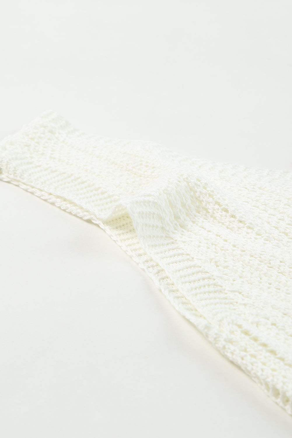 Weißes hohlgestricktes tank-top mit v-ausschnitt