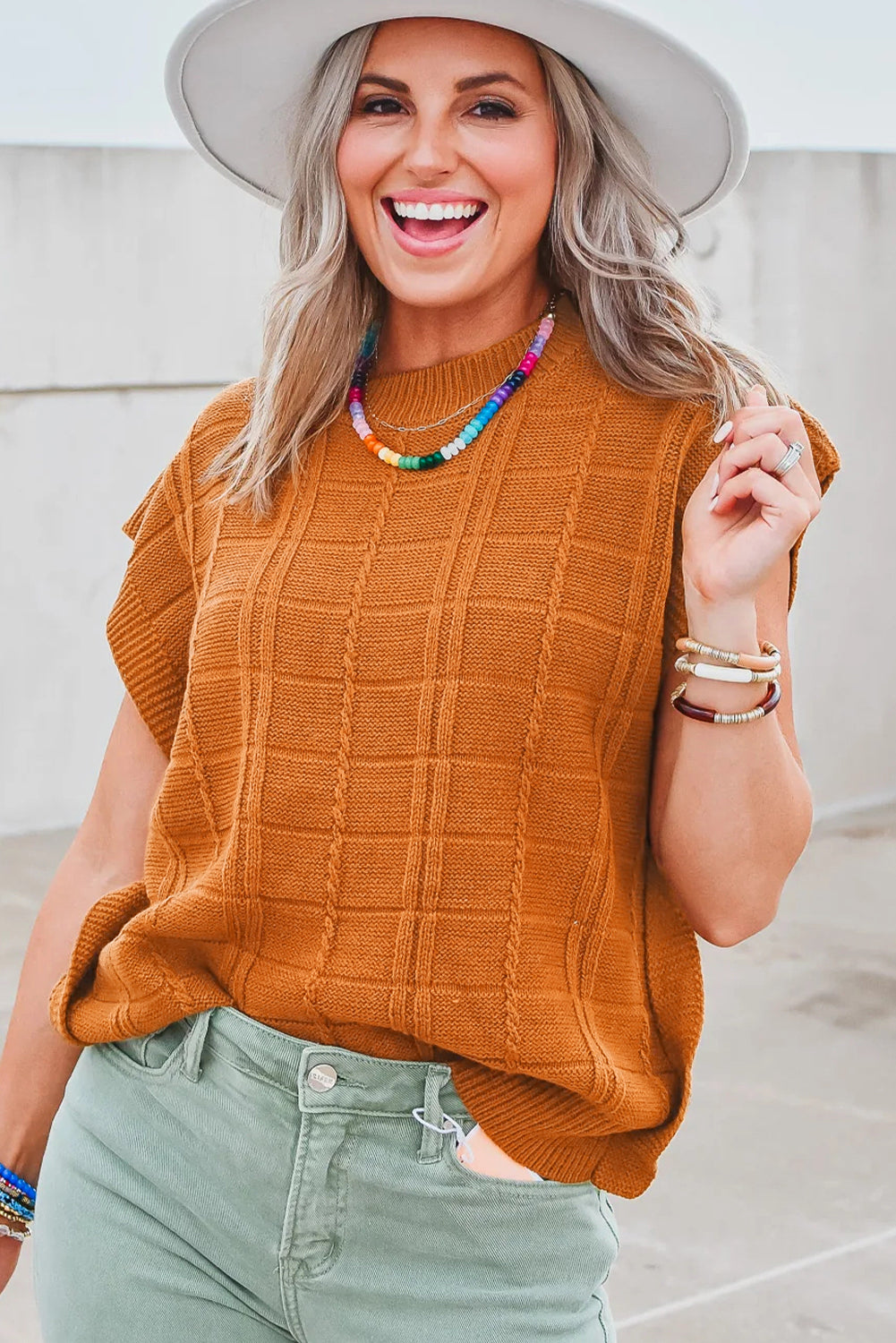Kastanienbrauner kurzarmpullover mit gitterstruktur
