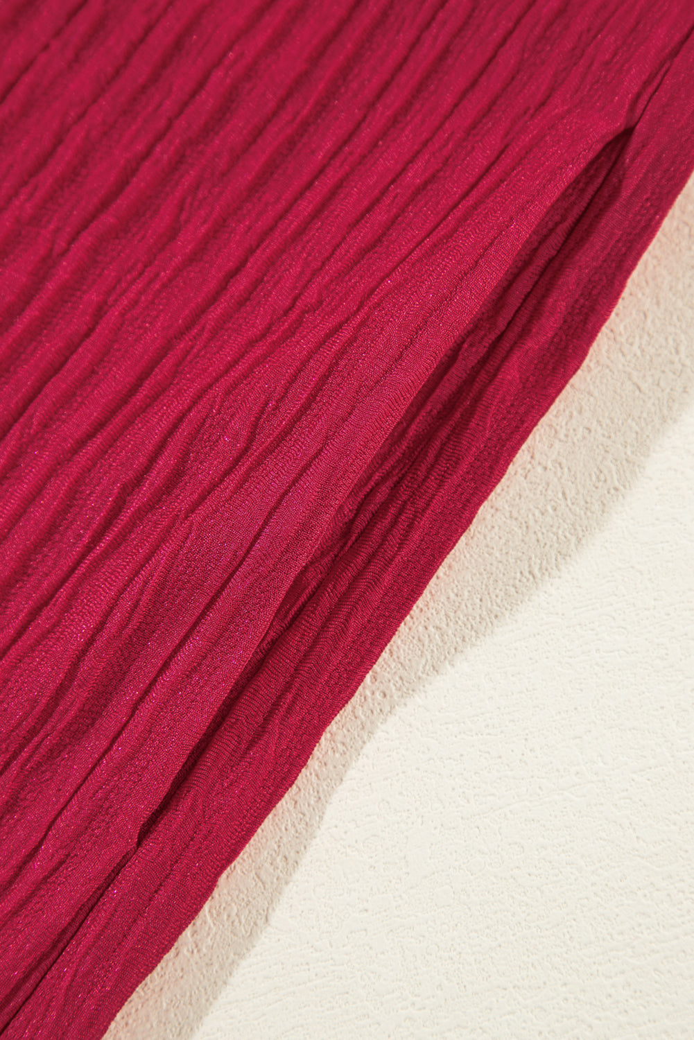 Feurig rotes, strukturiertes, gerafftes v-ausschnitt-minikleid in lockerer passform