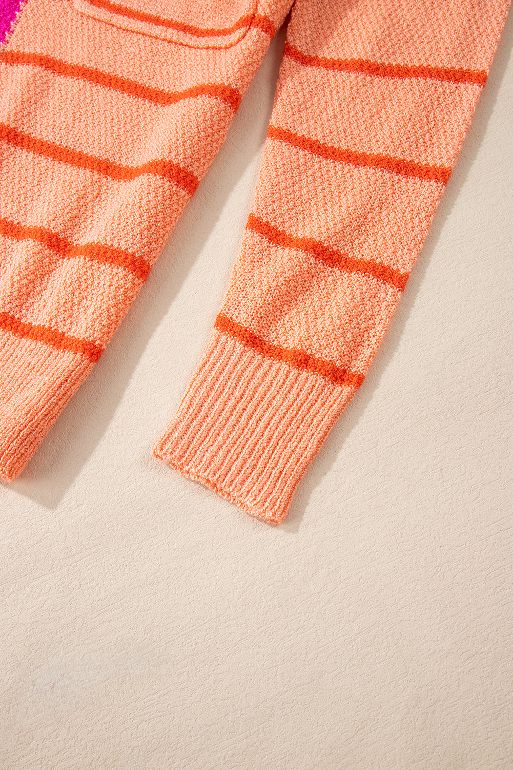 Mehrfarbig gestreifter farbblock strickpullover in lockerer passform