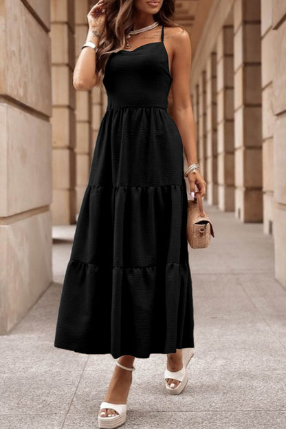 Schwarzes rückenfreies, gestuftes Maxikleid mit Crossover-Rückenausschnitt