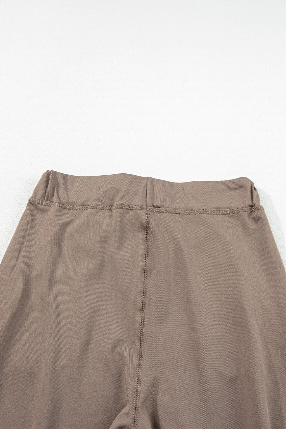 Dunkelbraune jogginghose mit taschen und kordelzug an der taille