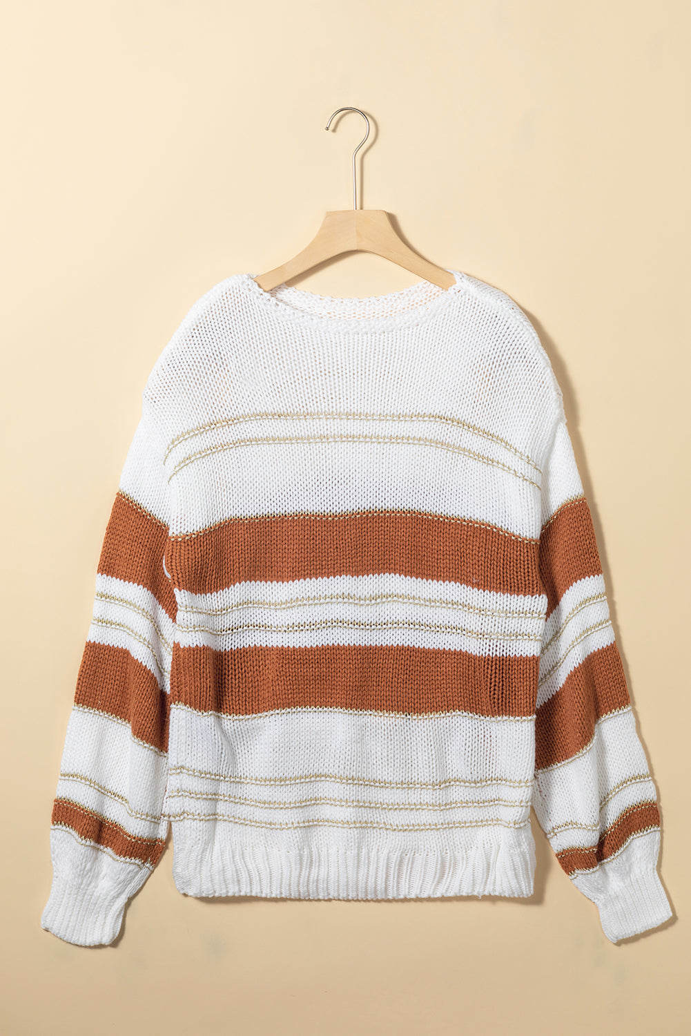 Weißer gestreifter strickpullover mit puffärmeln