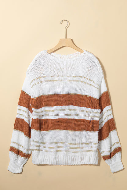 Weißer gestreifter strickpullover mit puffärmeln