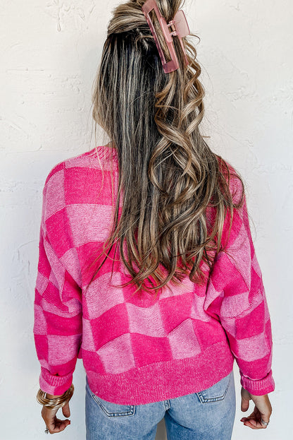Rosa karierte strickjacke mit v-ausschnitt und geknöpften schultern