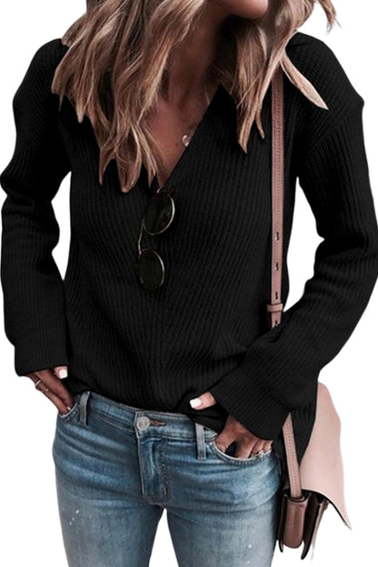 Schwarzer pullover mit v-ausschnitt aus rippenstrick