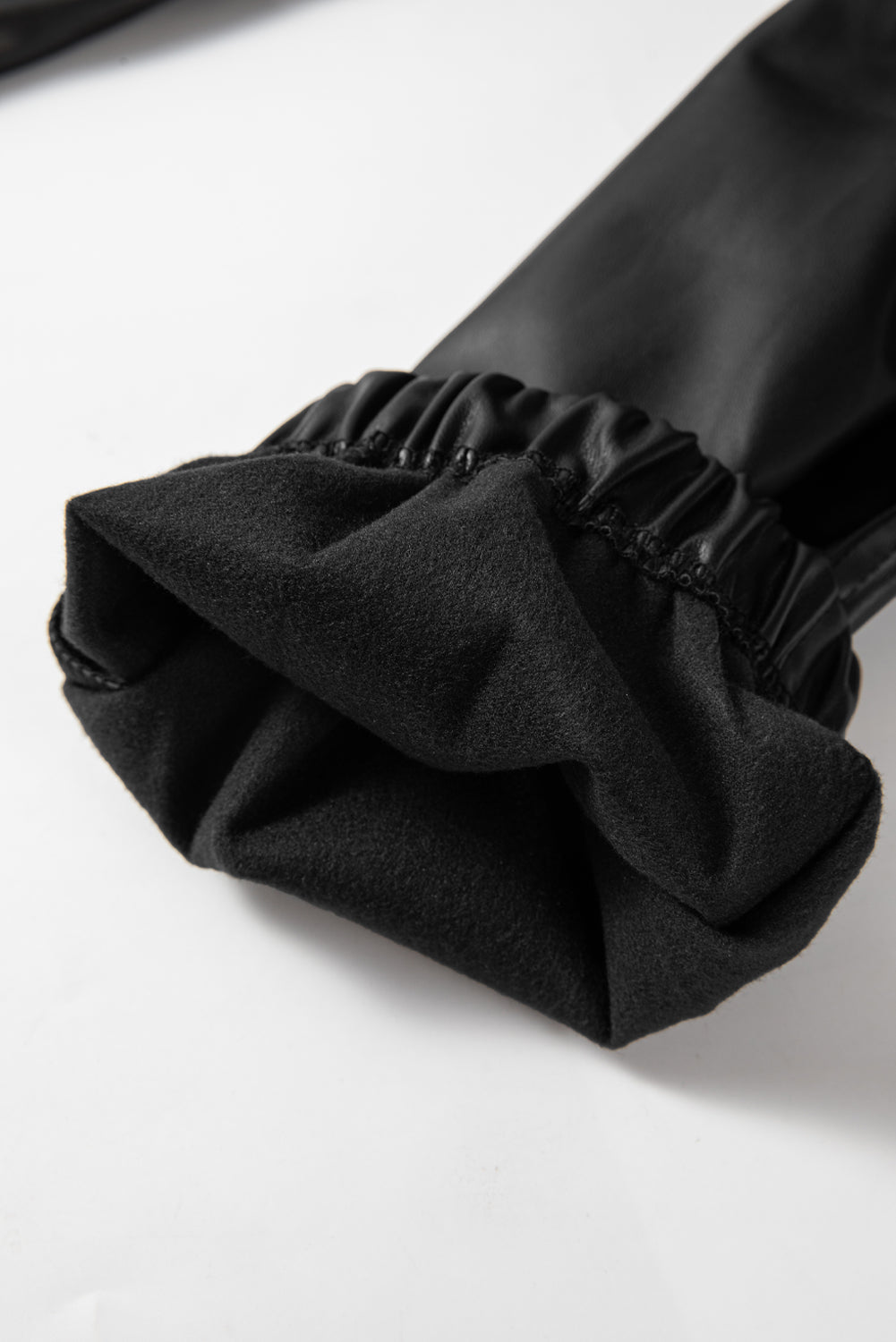 Schwarze kunstleder-jogginghose mit gesmokter taille und kordelzug