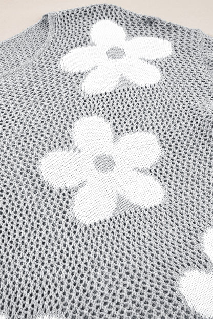 Hellgrauer pullover mit großer blume, hohl gestrickt und schulterfrei