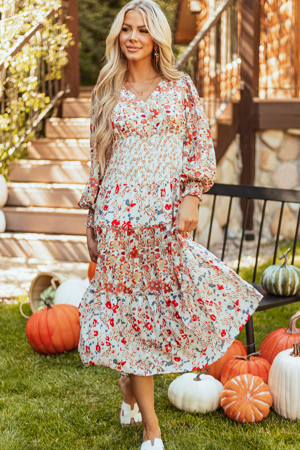 Khakifarbenes langarm-midikleid mit blumenmuster und gerafftem v-ausschnitt