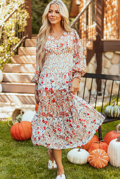 Khakifarbenes langarm-midikleid mit blumenmuster und gerafftem v-ausschnitt
