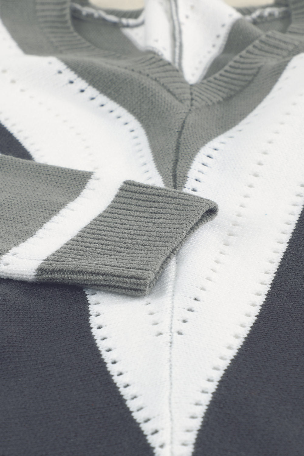 Grauer gestreifter colorblock v-ausschnitt strickpullover