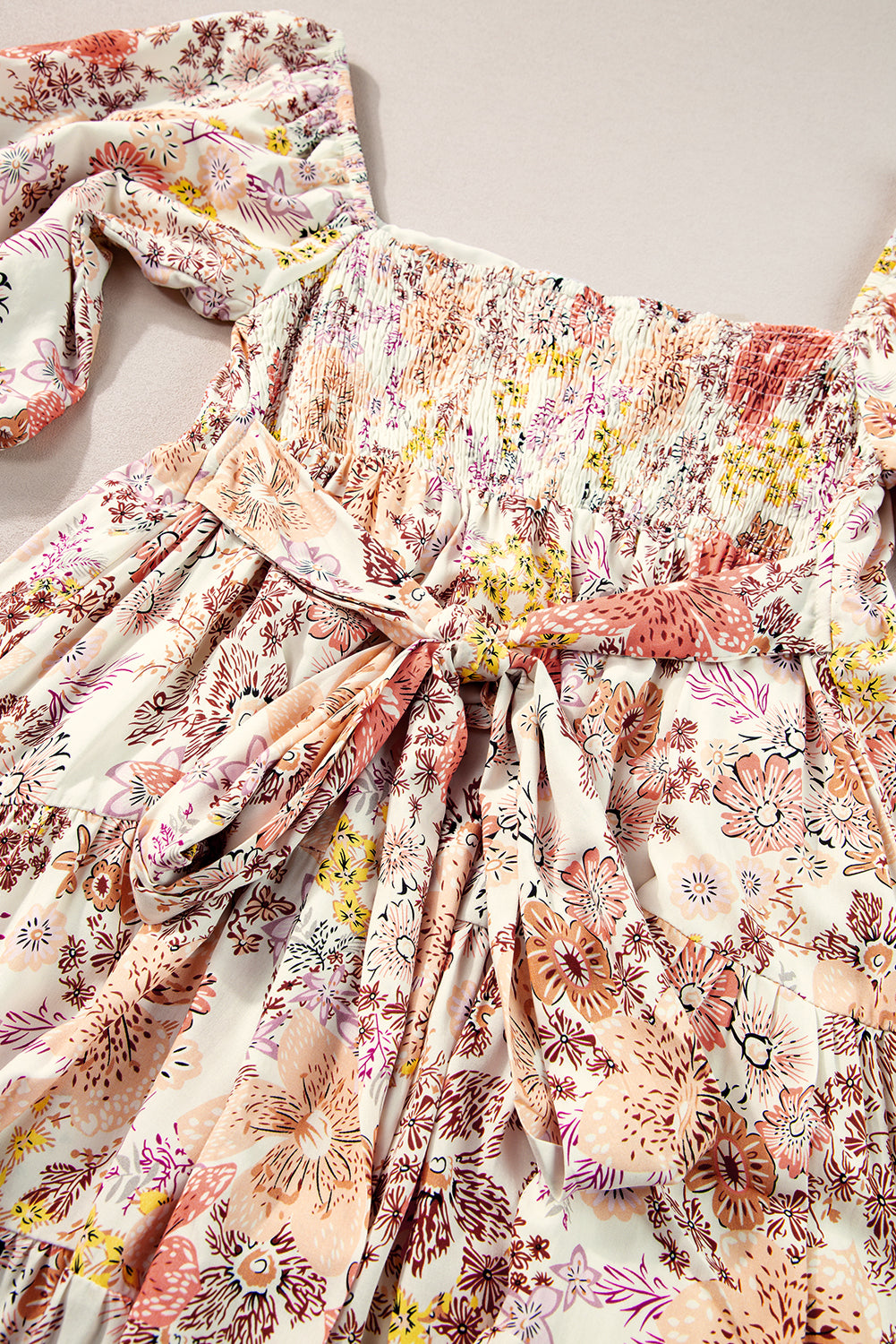Khaki floral kurzarm minikleid mit quadratischem ausschnitt