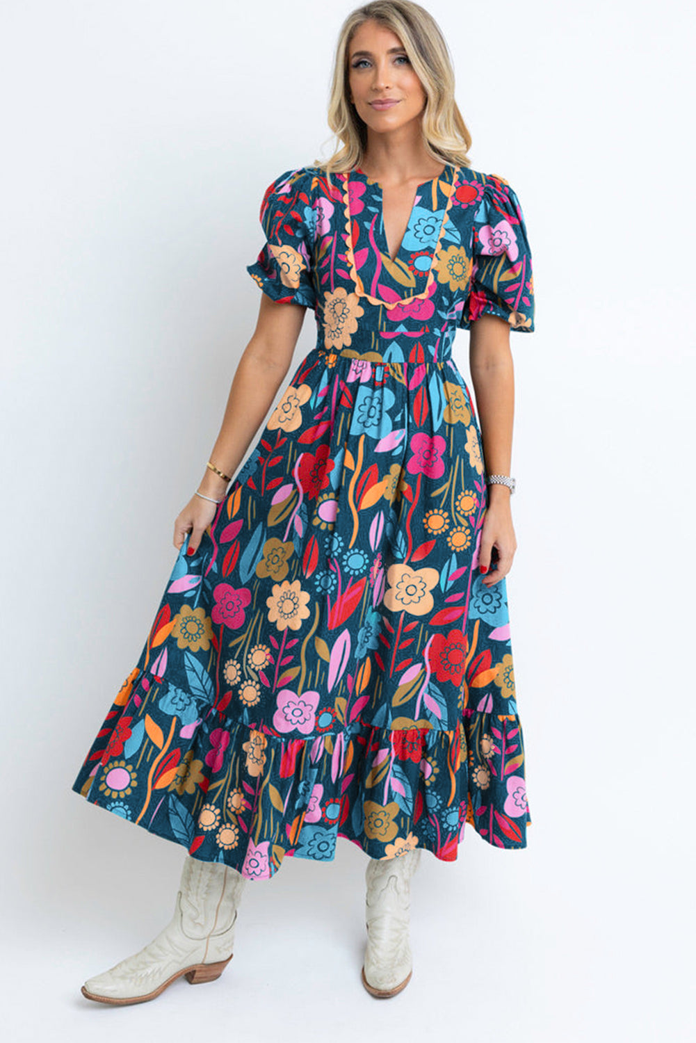 Grünes retro-maxikleid mit blumenmuster und geteiltem ausschnitt