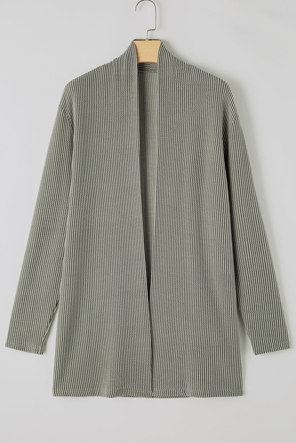 Moosgrüner strickcardigan mit offener vorderseite