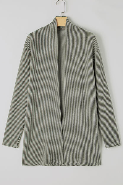 Moosgrüner strickcardigan mit offener vorderseite