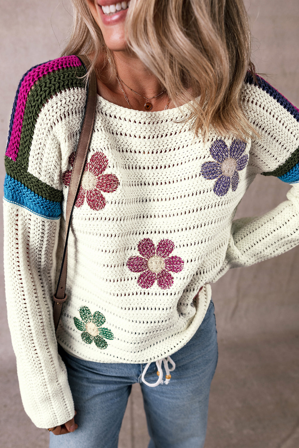 Weißer gänseblümchen-pointelle-strickpullover