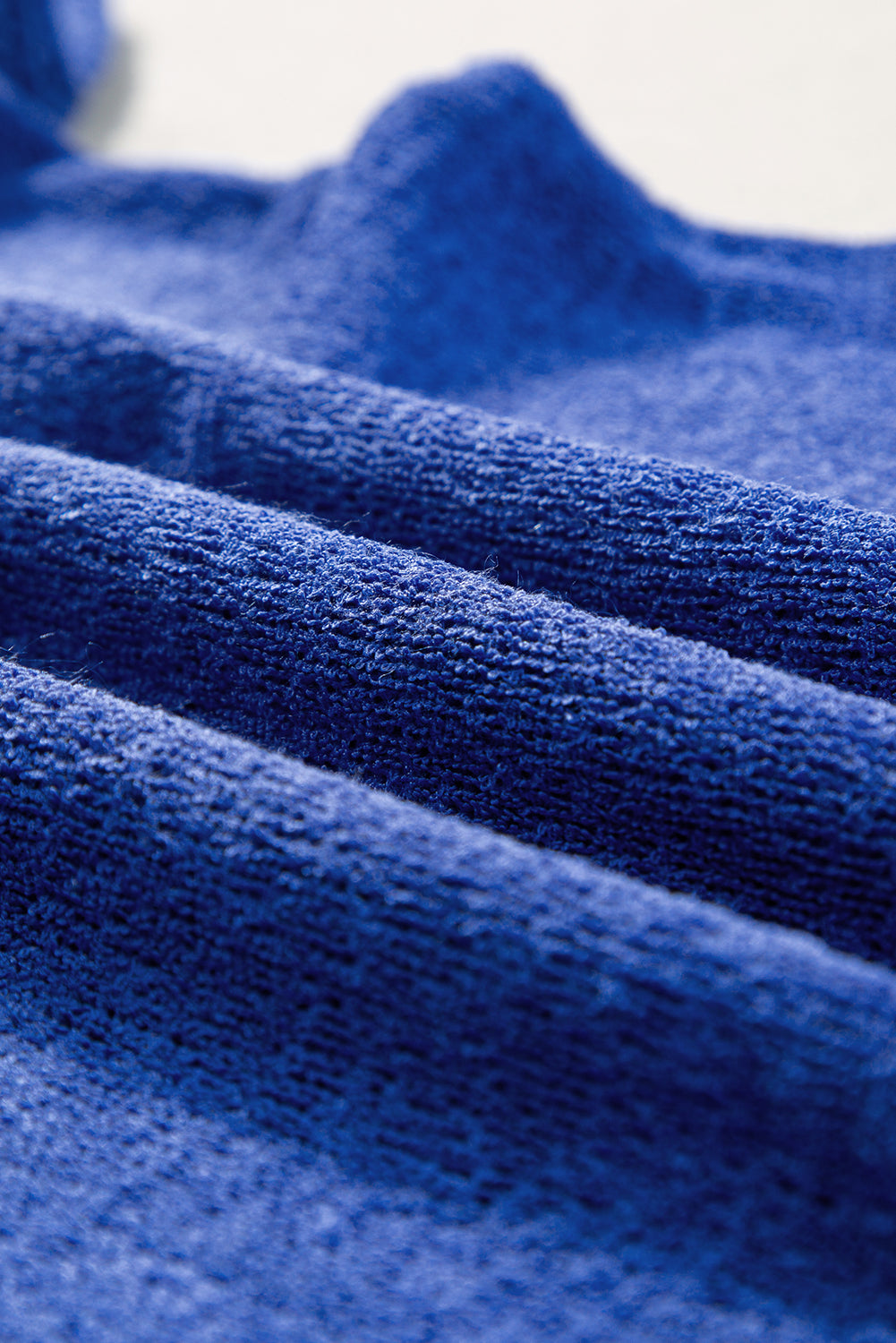 Dunkelblaues strickpullover-top mit rüschenärmeln