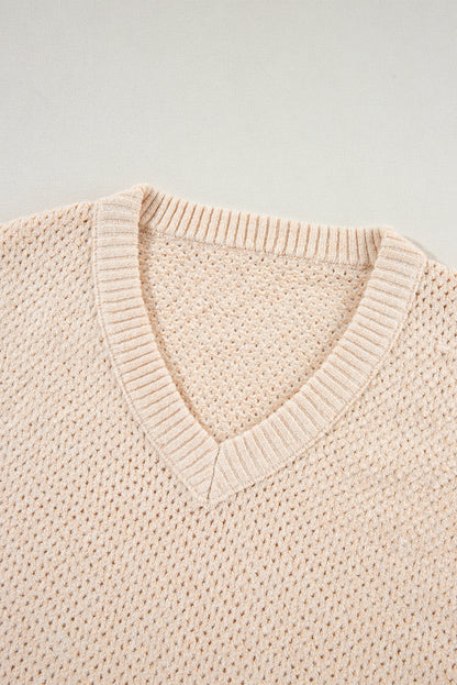 Pergamentfarbener pullover mit lockerem ösenausschnitt und tropfenschulter