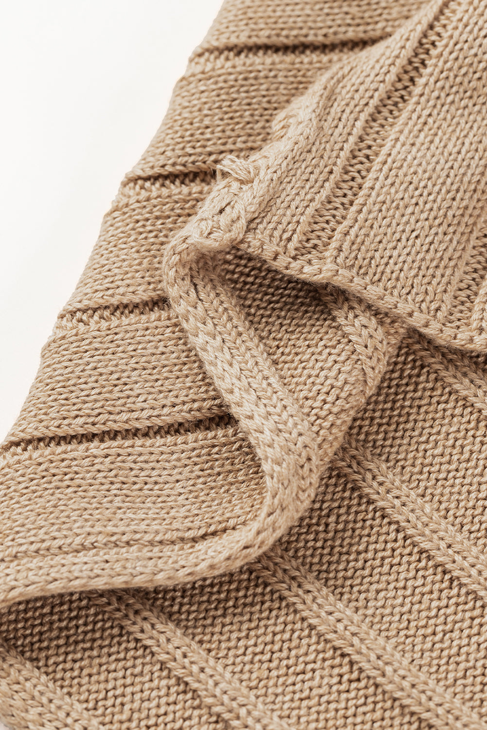 Braunes rippenstrick-dolman-top mit offener naht