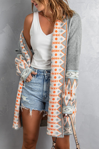 Graue strickjacke mit aztekenmuster und offener vorderseite