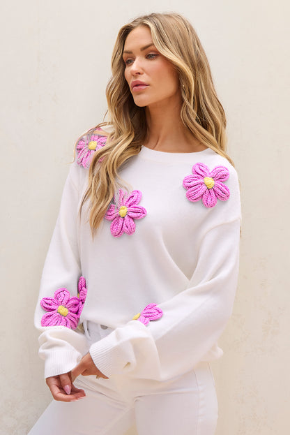 Weißer gehäkelter grobstrickpullover mit blumenmuster