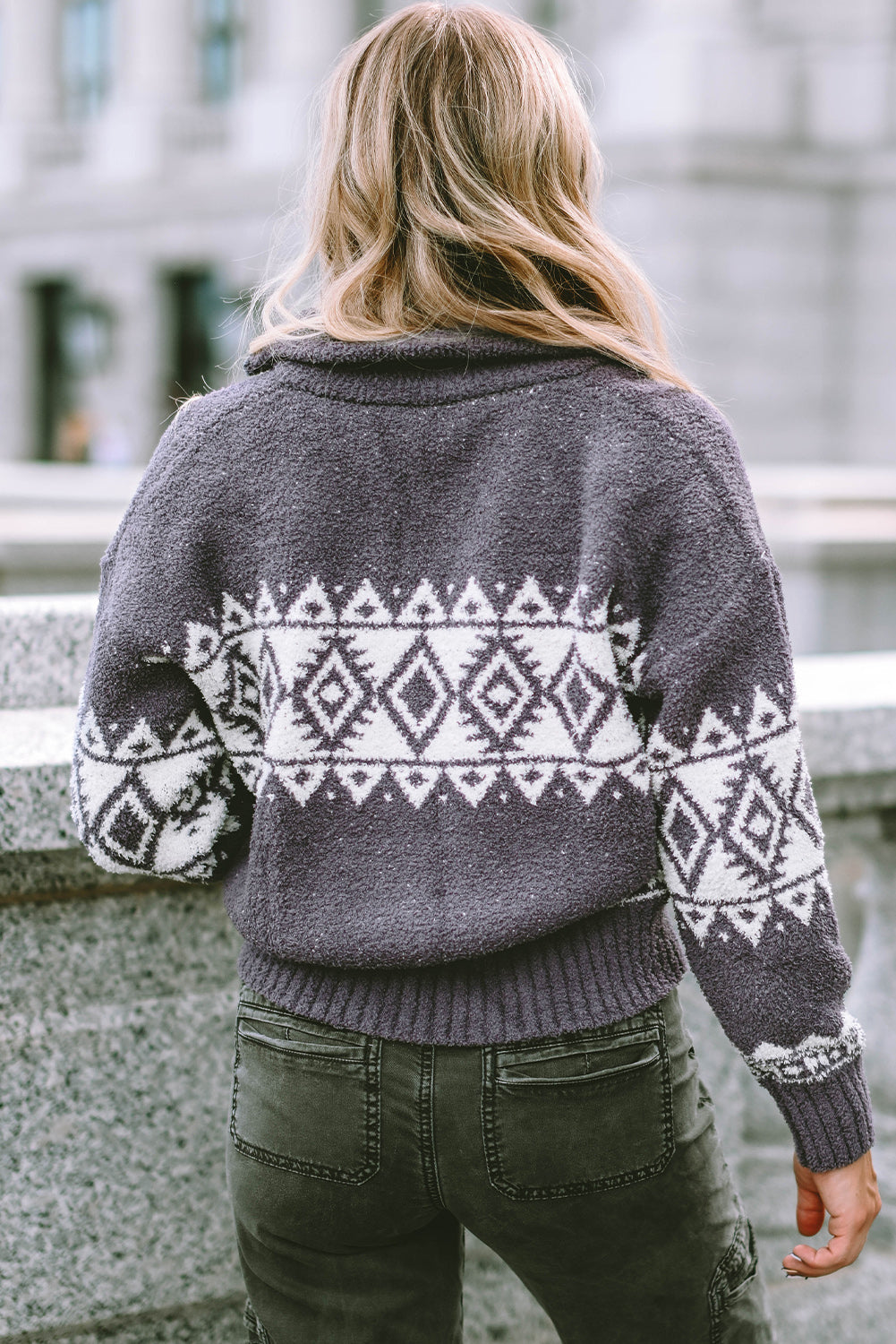 Grauer western pullover mit geometrischem aufdruck und viertelreißverschluss