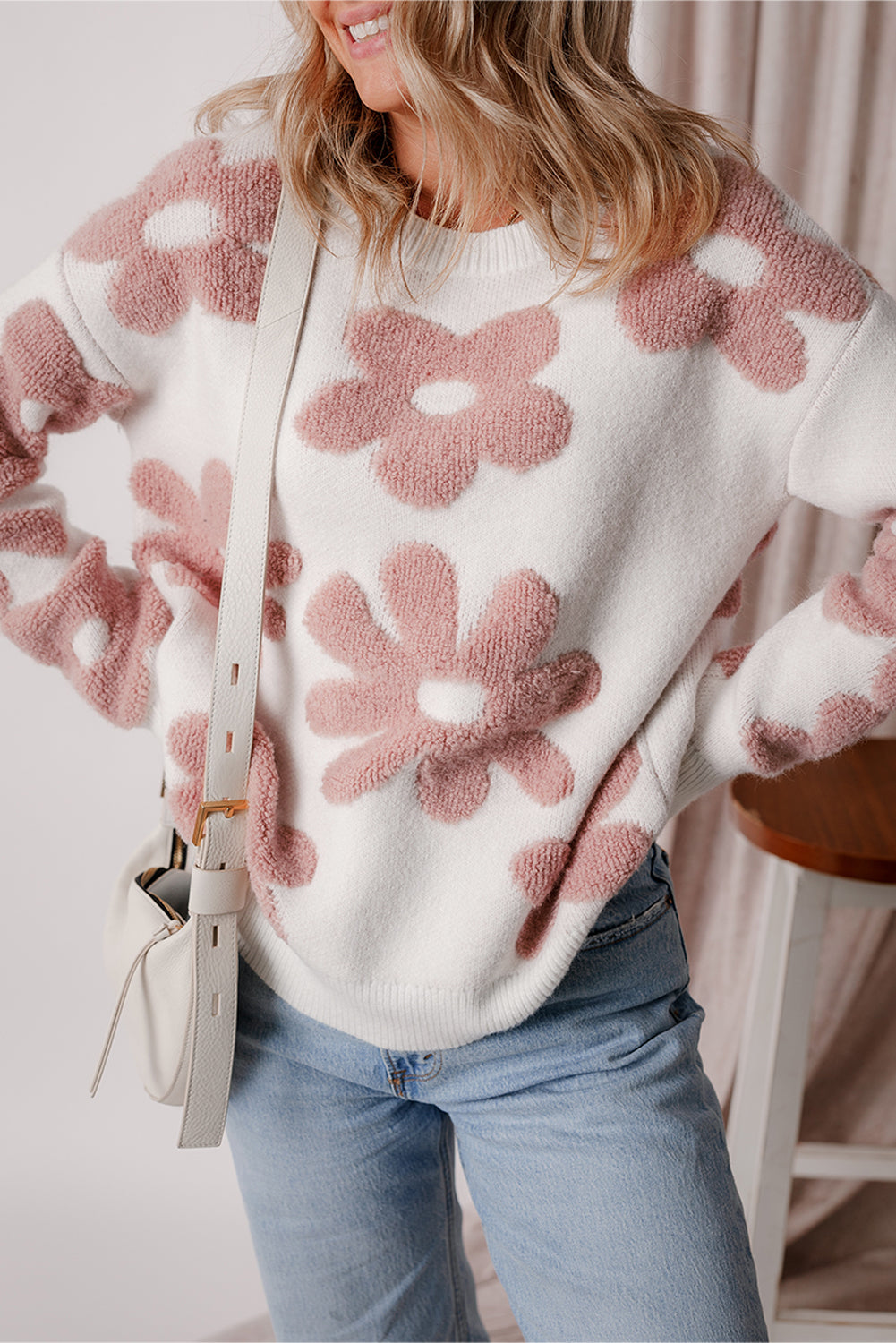 Weißer lockerer pullover mit strukturierten blumen an den schultern