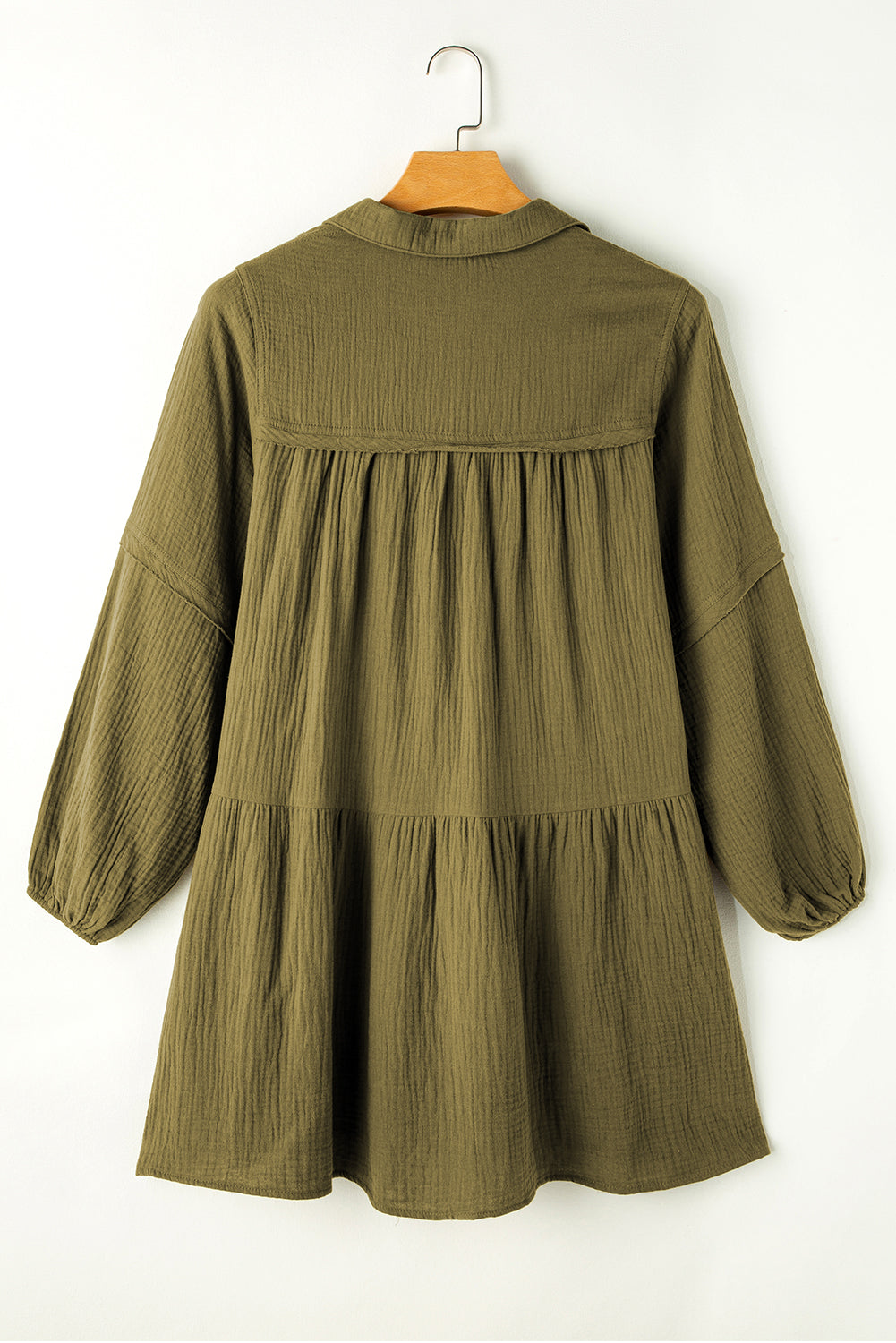 Grünes ausgefranstes kleid mit ausgestelltem puffärmel und schlitzausschnitt