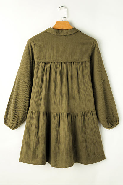 Grünes ausgefranstes kleid mit ausgestelltem puffärmel und schlitzausschnitt
