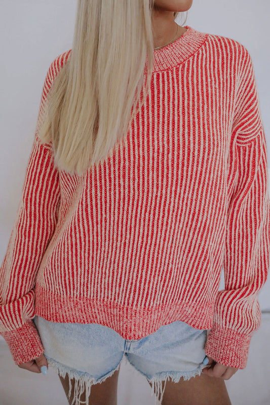 Gestreifter druck gerippter besatz pullover mit rundhalsausschnitt