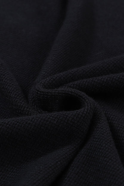 Schwarzer pullover mit gestreiften ärmeln und einfarbigem strick